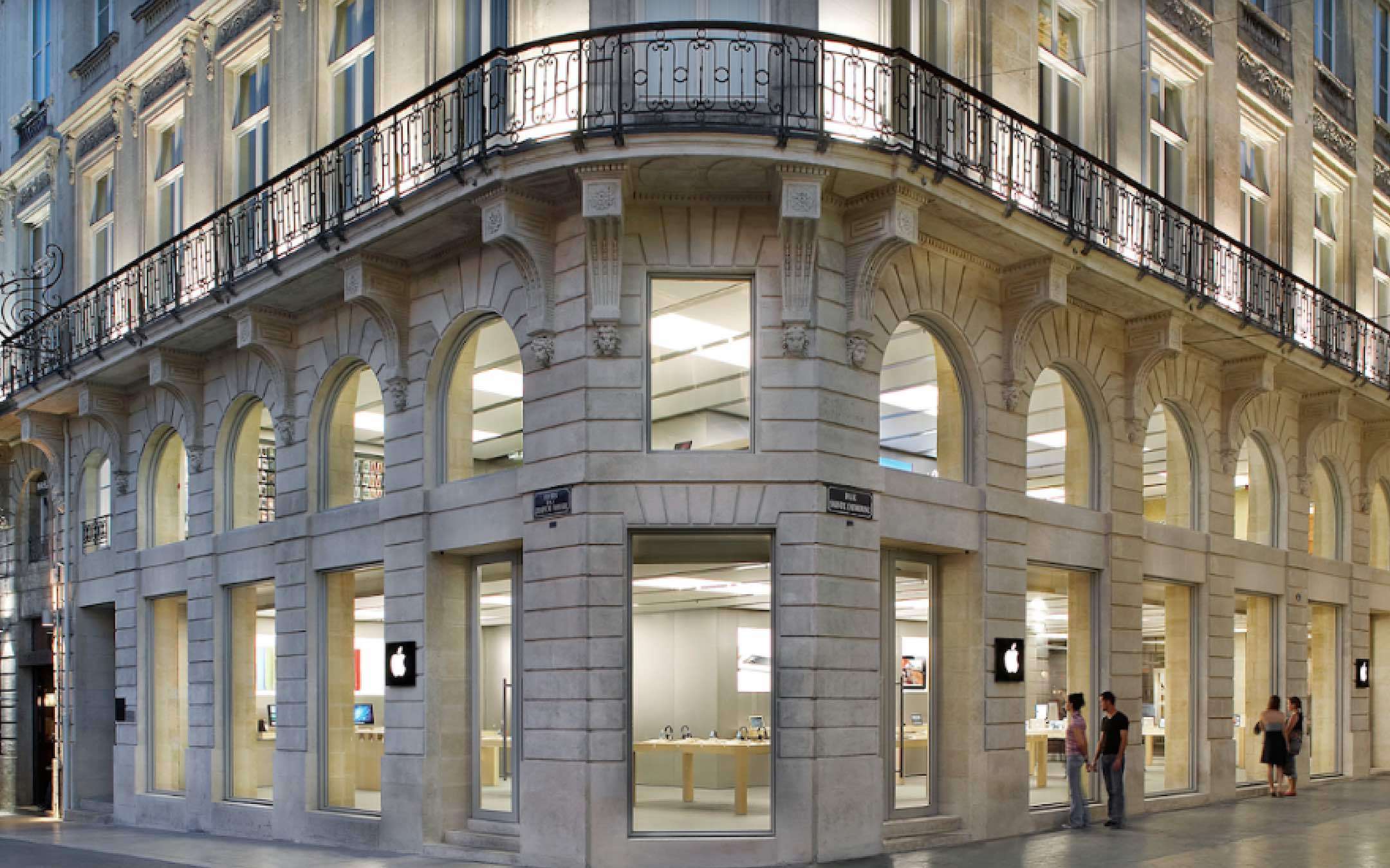 Apple Store saccheggiato dai rivoltosi in Francia