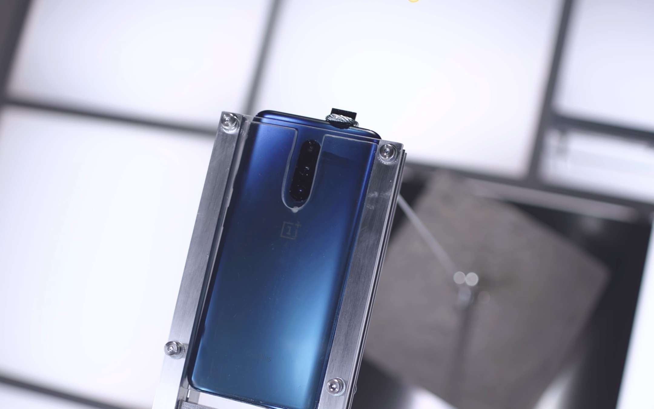 La fotocamera del OnePlus 7 Pro regge 20kg