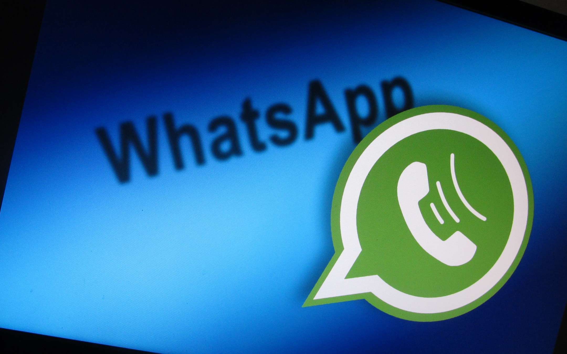 WhatsApp: arrivano QR code e Facebook Stories