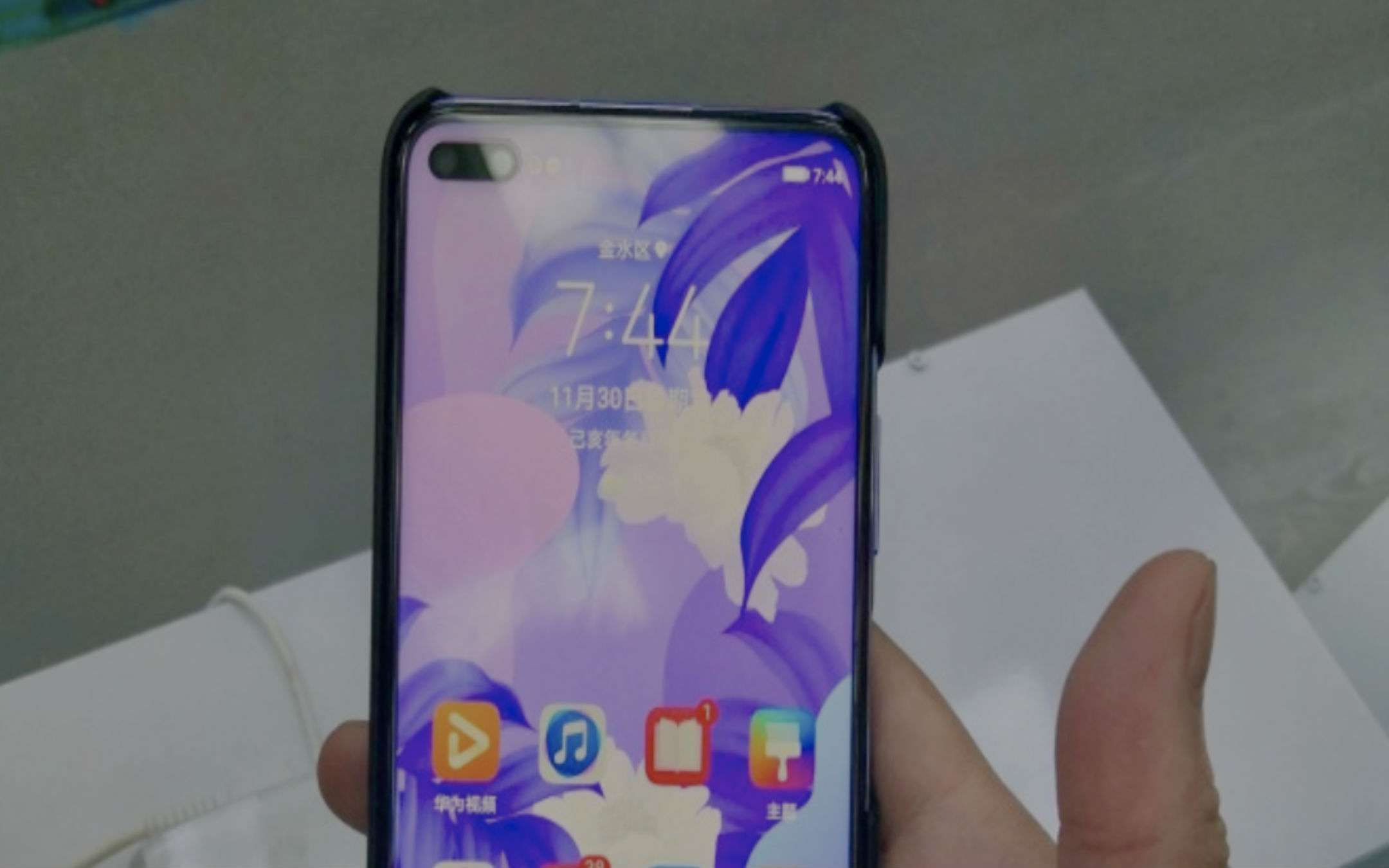 Huawei Nova 6 in foto dal vivo prima del lancio