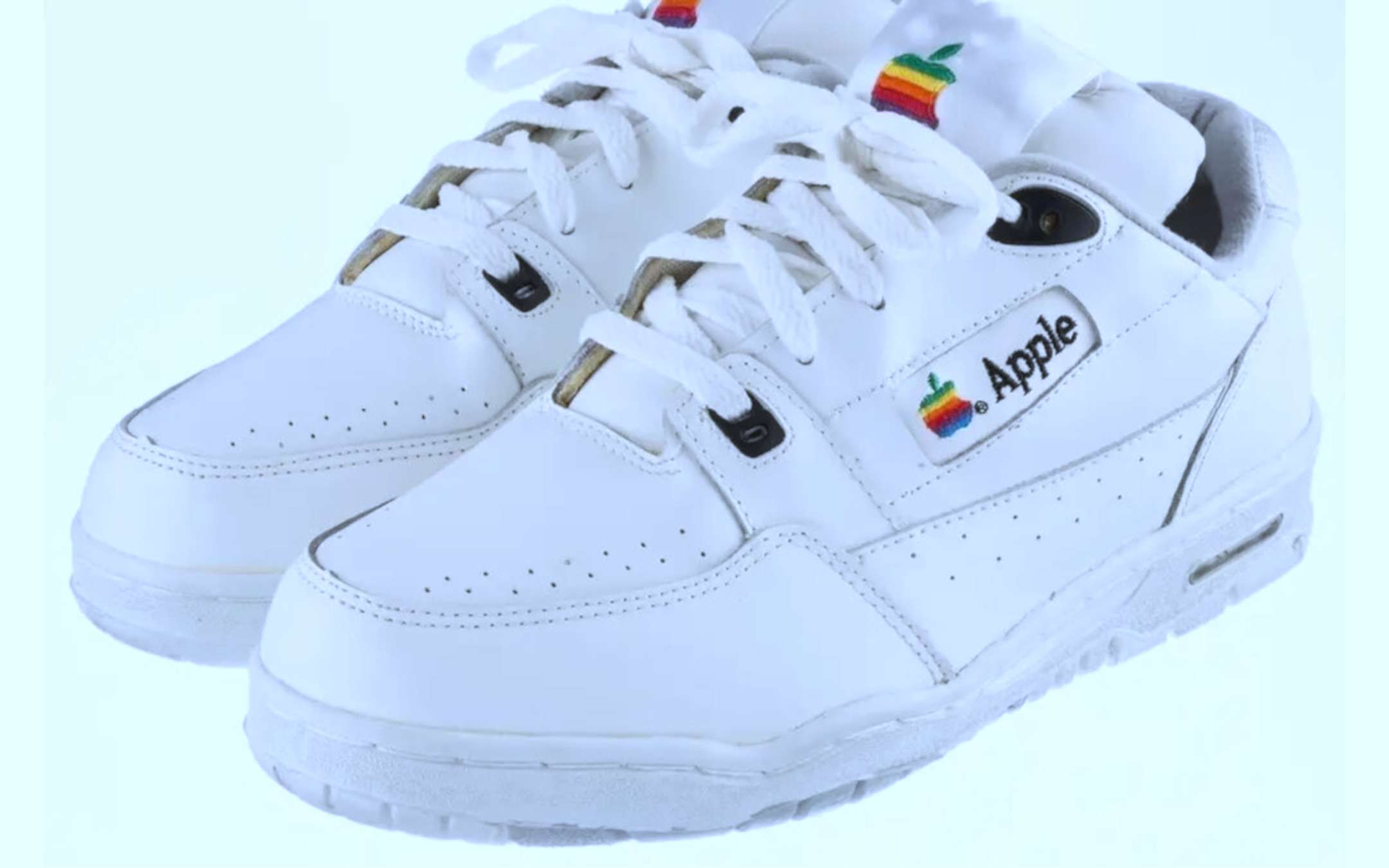 Sneakers Apple all'asta per 