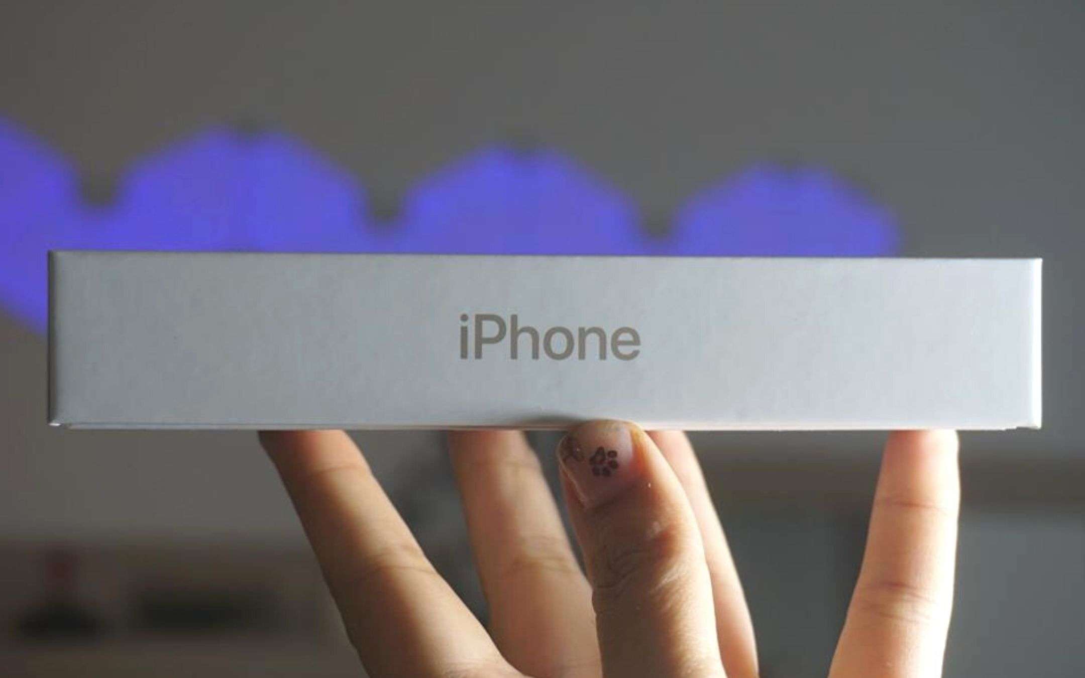 iPhone 13: in confezione nemmeno cavo e adesivi?