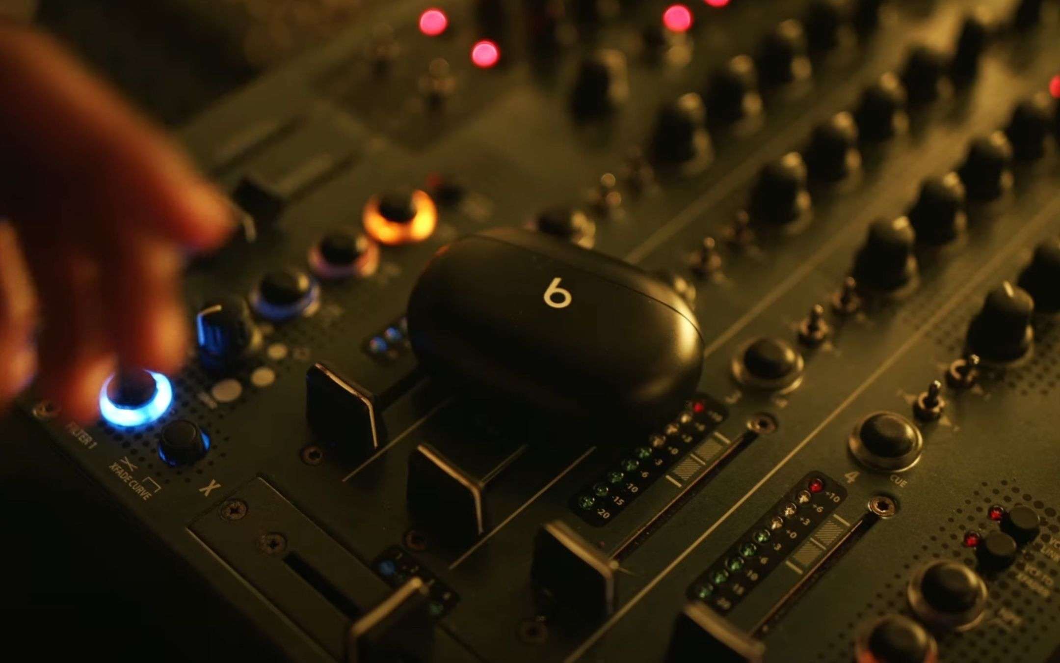 Beats Studio Buds sono state avvistate in un videoclip