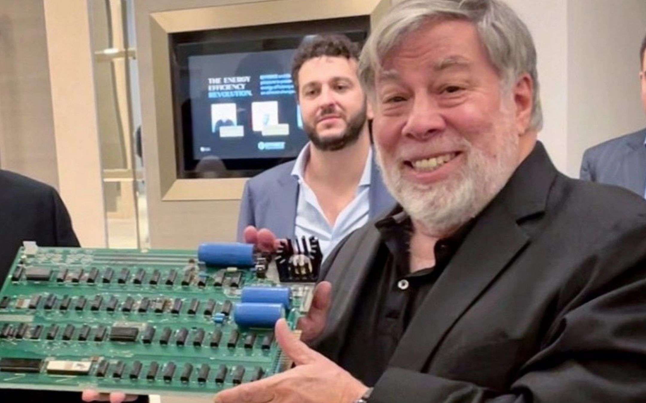 Steve Wozniak firma un cimelio Apple a Dubai