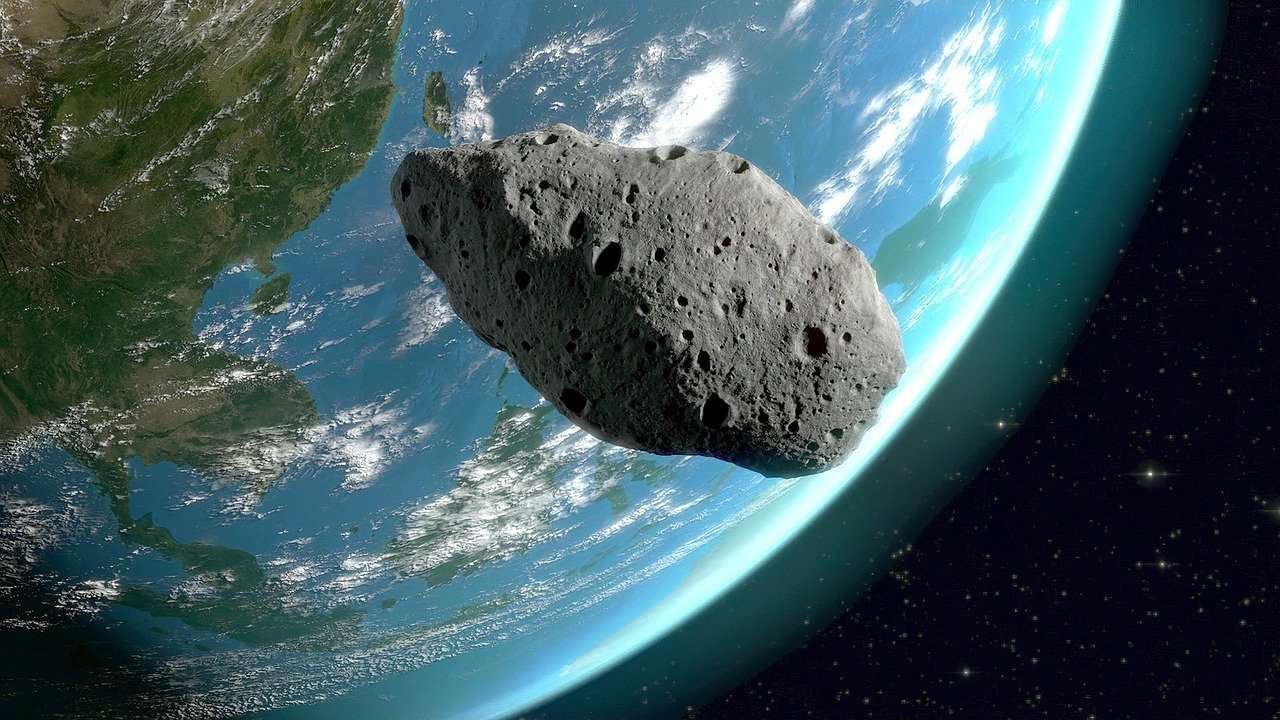 Un enorme asteroide si avvicina alla Terra: è grande quanto la Torre Eiffel