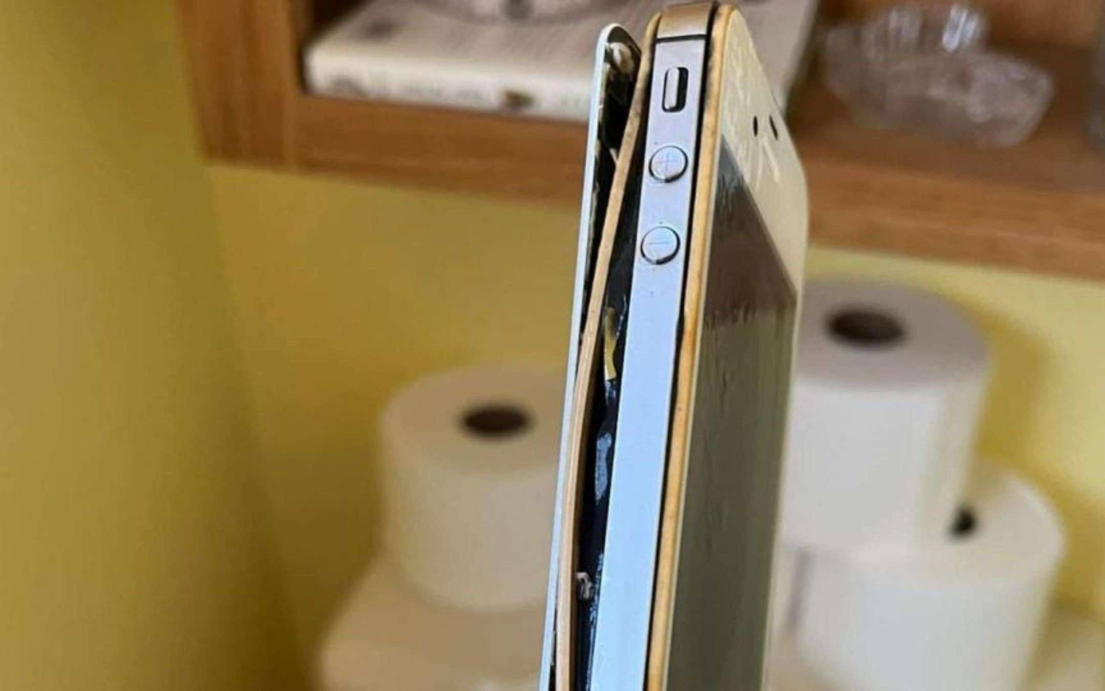 Un iPhone è stato ritrovato in una toilette dopo dieci anni