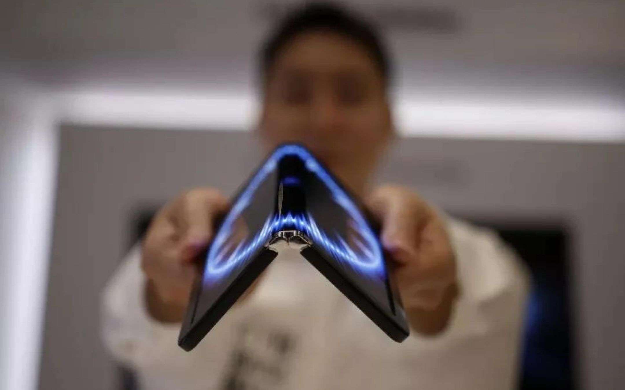 Questo è il primo smartphone foldable che si piega a 360°