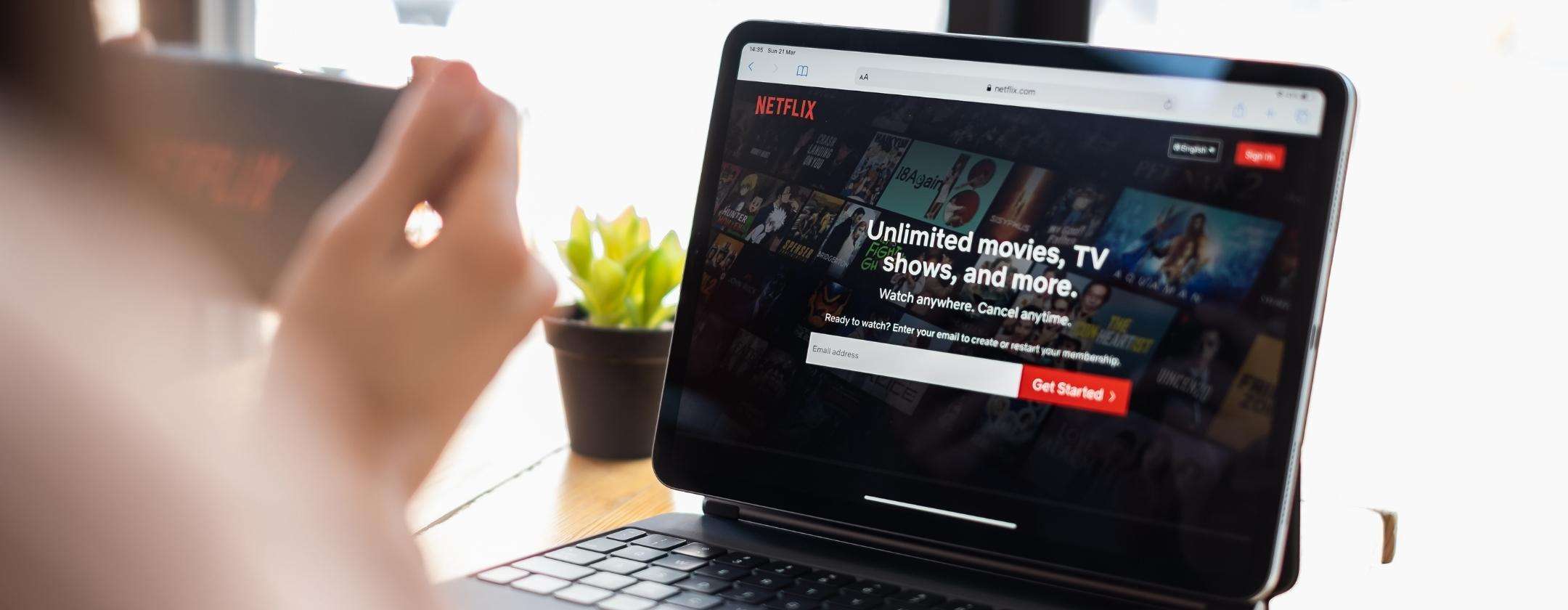 Netflix: entro fine anno stop condivisione account e arrivo della pubblicità