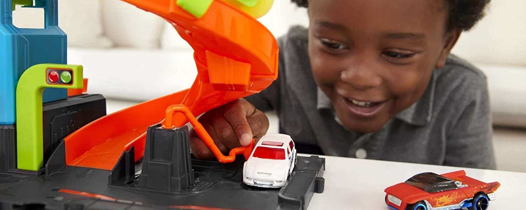 Idea regalo per i più piccoli? Questa magnifica torre Hot Wheels in offerta