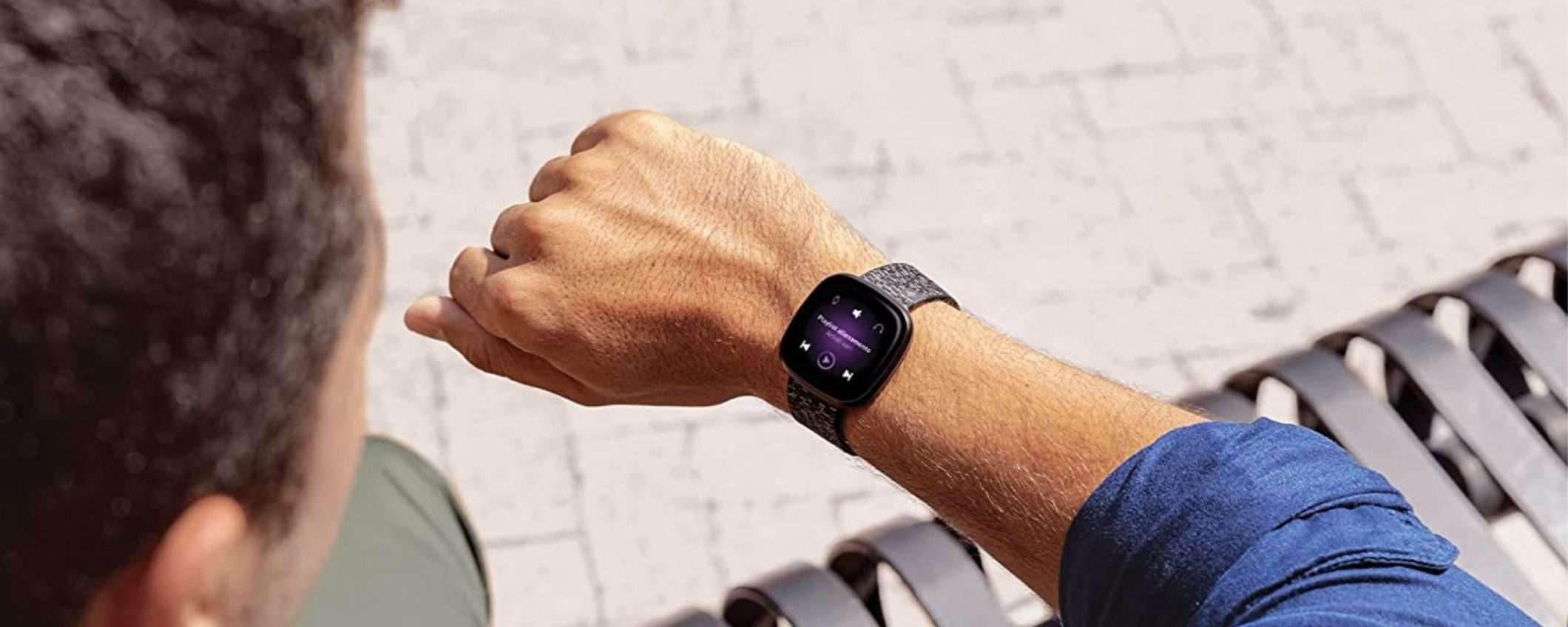 Fitbit Versa 3: GPS, mega batteria e tracking della salute (-44%)