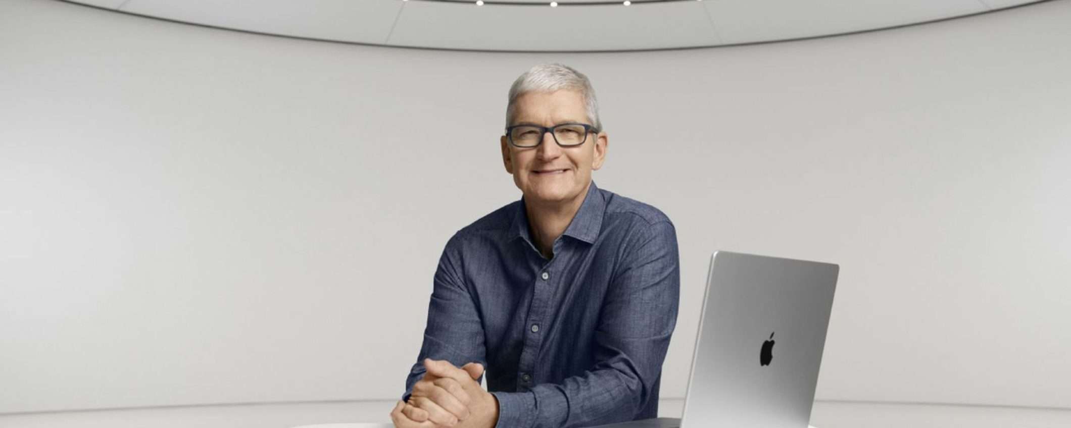 Il CEO di Apple Tim Cook si taglia lo stipendio per il 2023