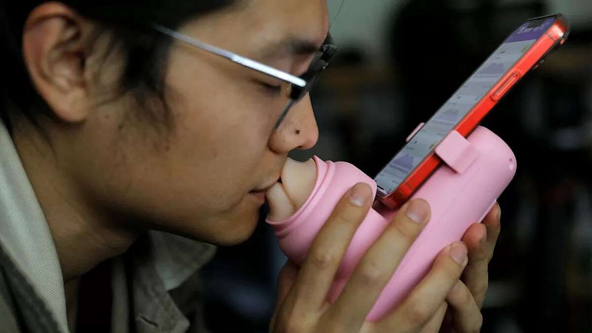 Spopola in Cina il gadget per smartphone per baciarsi a distanza