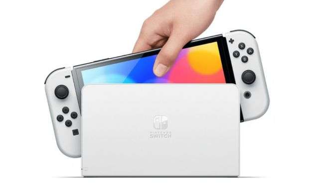 Nintendo Switch OLED bianca foto