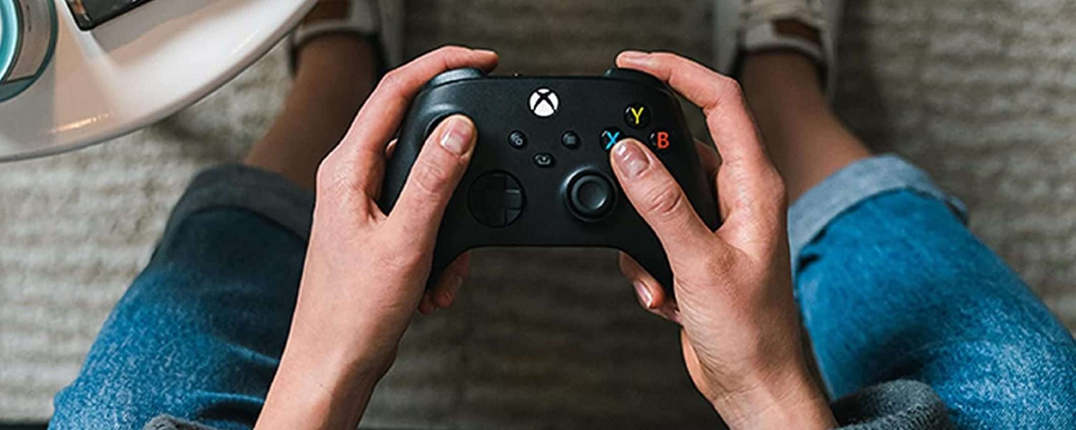 Controller Wireless Xbox nella colorazione nero carbonio al suo MINIMO STORICO