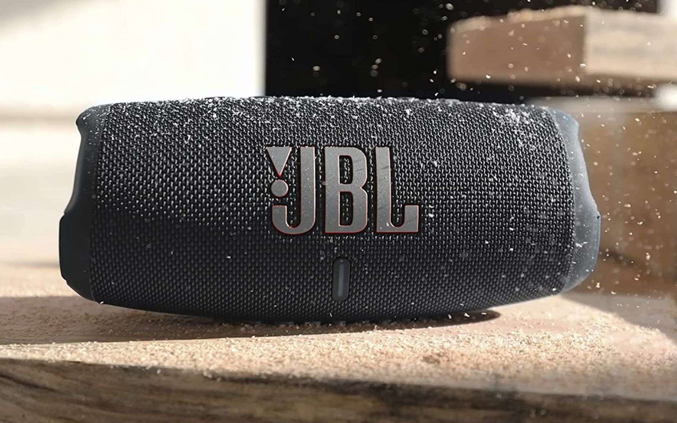 JBL Charge 5: lo speaker per le vacanze crolla di prezzo