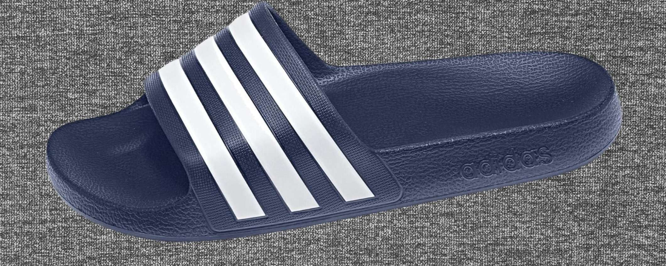 Adidas, la BOMBA: sconto 61% per le ciabatte unisex (7€)