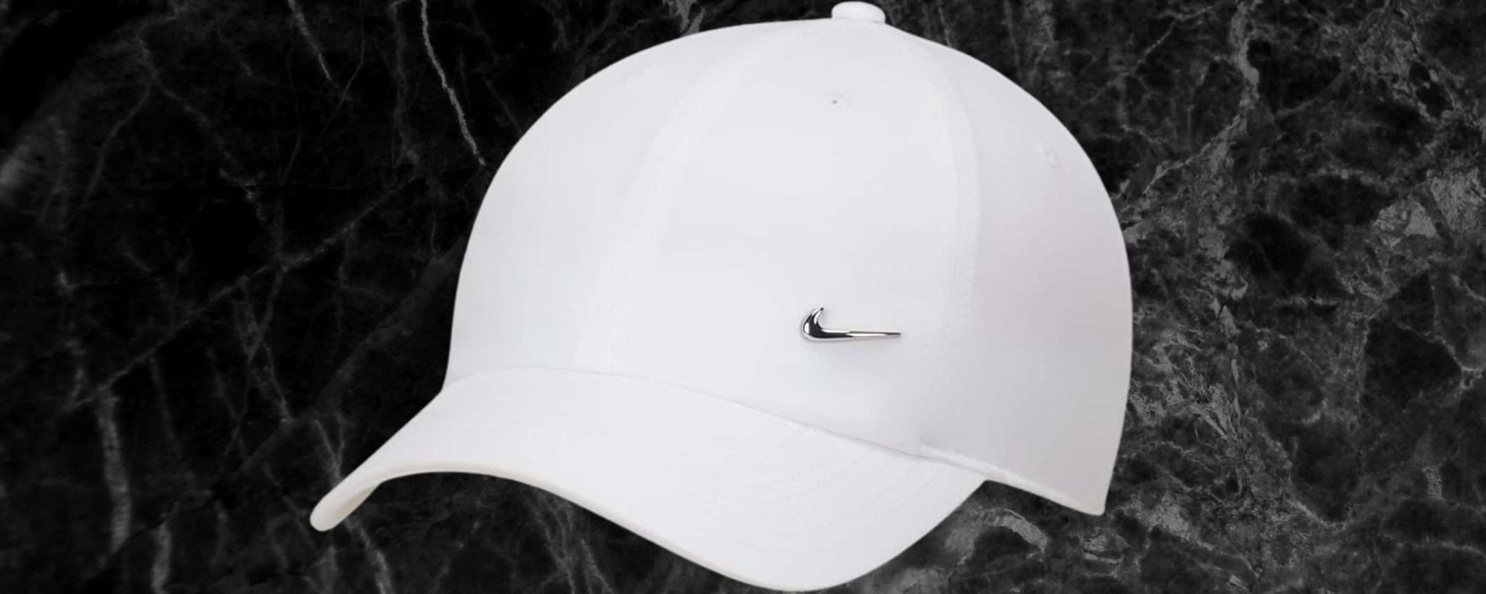 Nike, cappello con visiera a 11€: sconto 52% e prezzo SBRICIOLATO