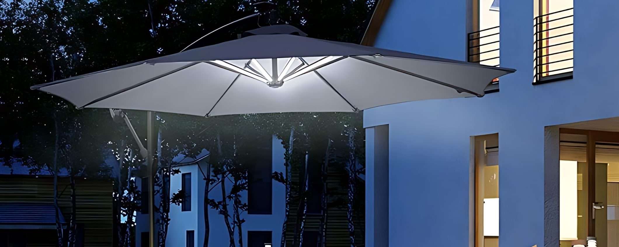 Ombrellone da giardino con LED a energia solare al 50% su Amazon (COUPON)