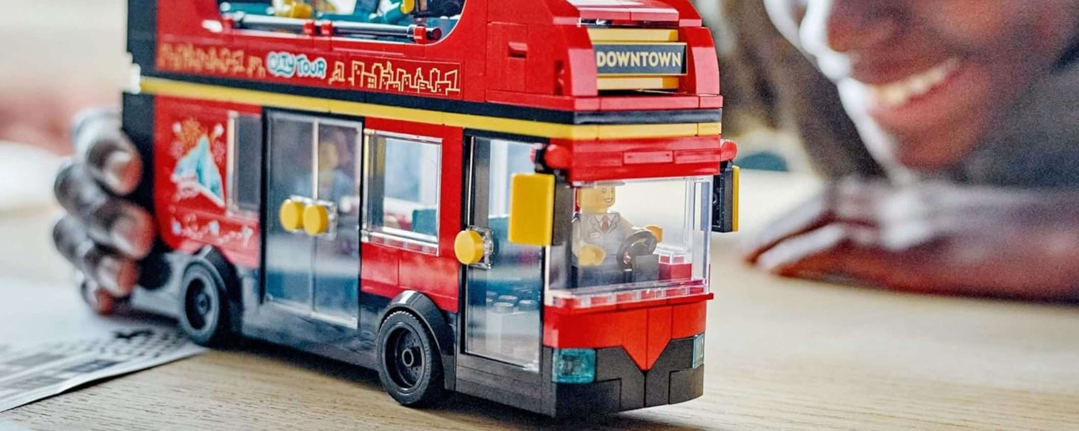 Autobus turistico LEGO a due piani: il nuovo set è in OFFERTA su Amazon (-10%)