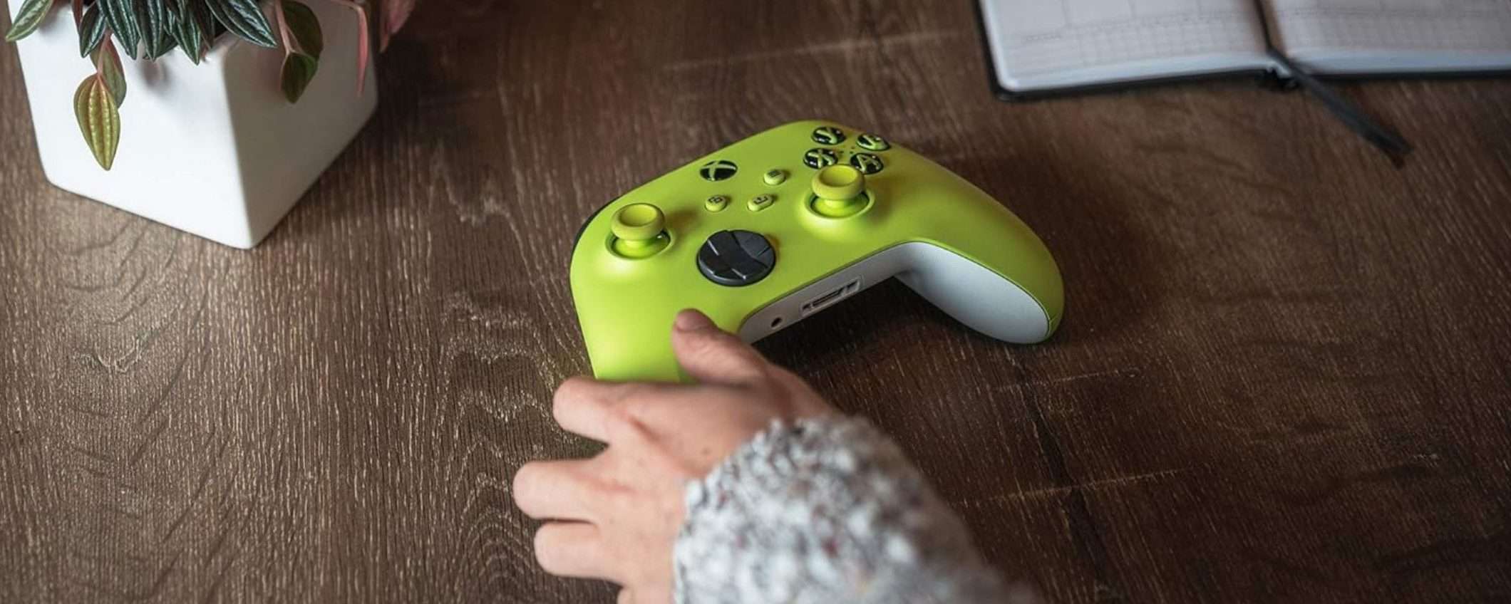 Controller Xbox ufficiale Electric Volt: su Amazon c'è uno sconto SHOCK (-35%)