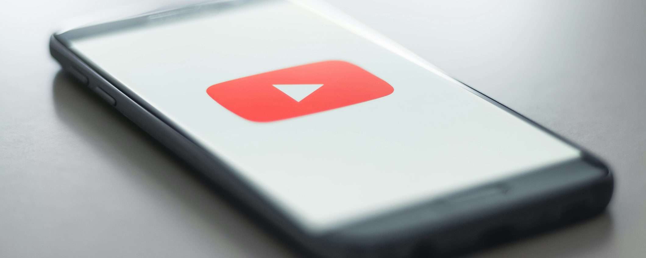 YouTube, regole più stringenti per i video che mostrano armi da fuoco