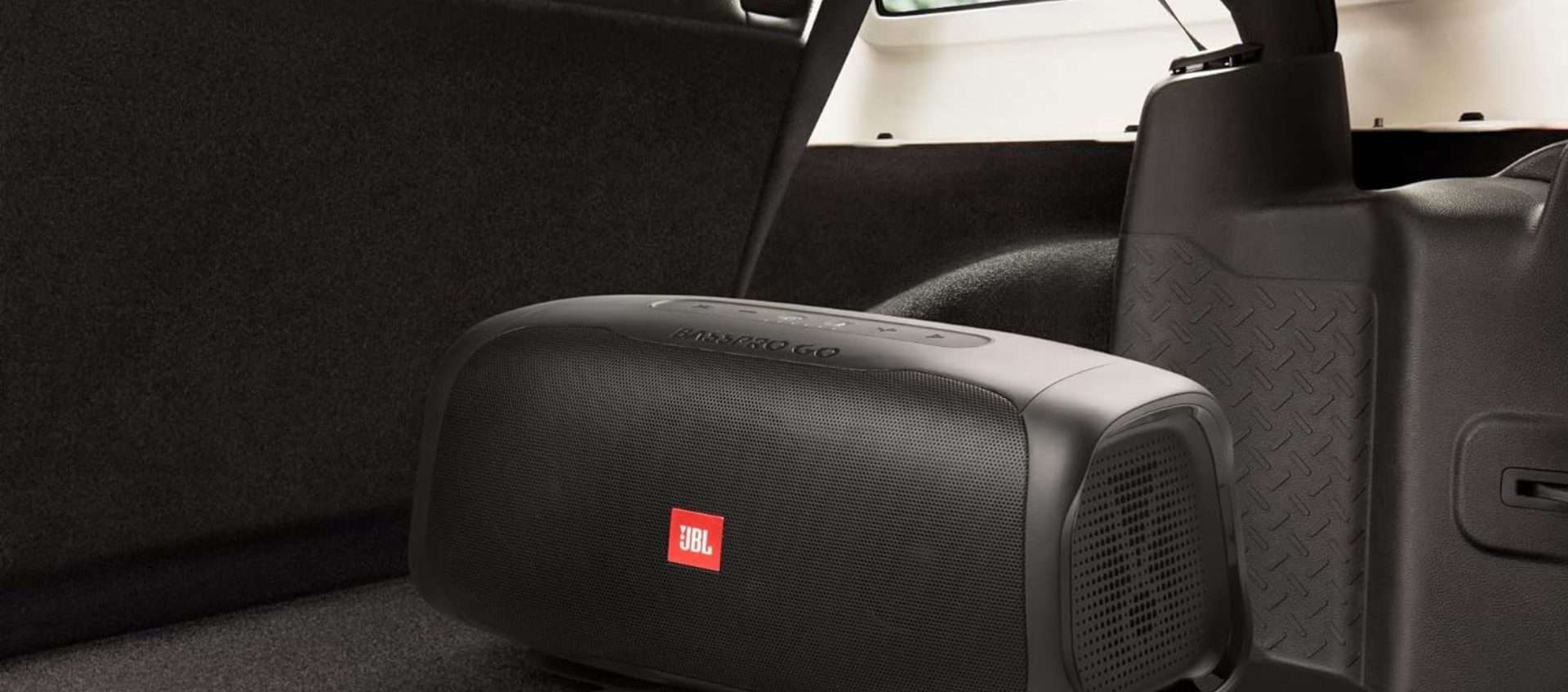 JBL BassPro Go in offerta: il subwoofer da 200W pensato per le auto (ma non solo)