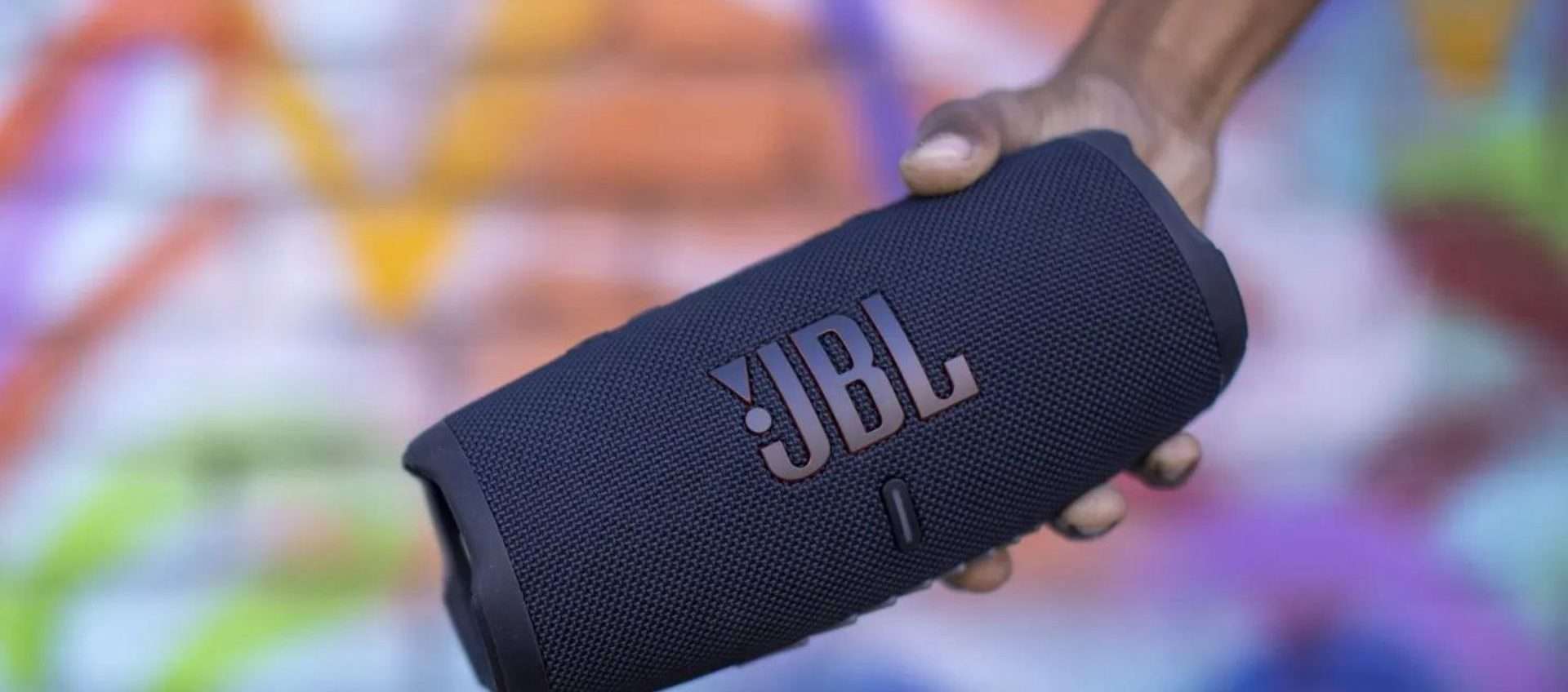 Bassi potenti e tanta autonomia: il JBL Charge 5 è in offerta con il 37% di scono