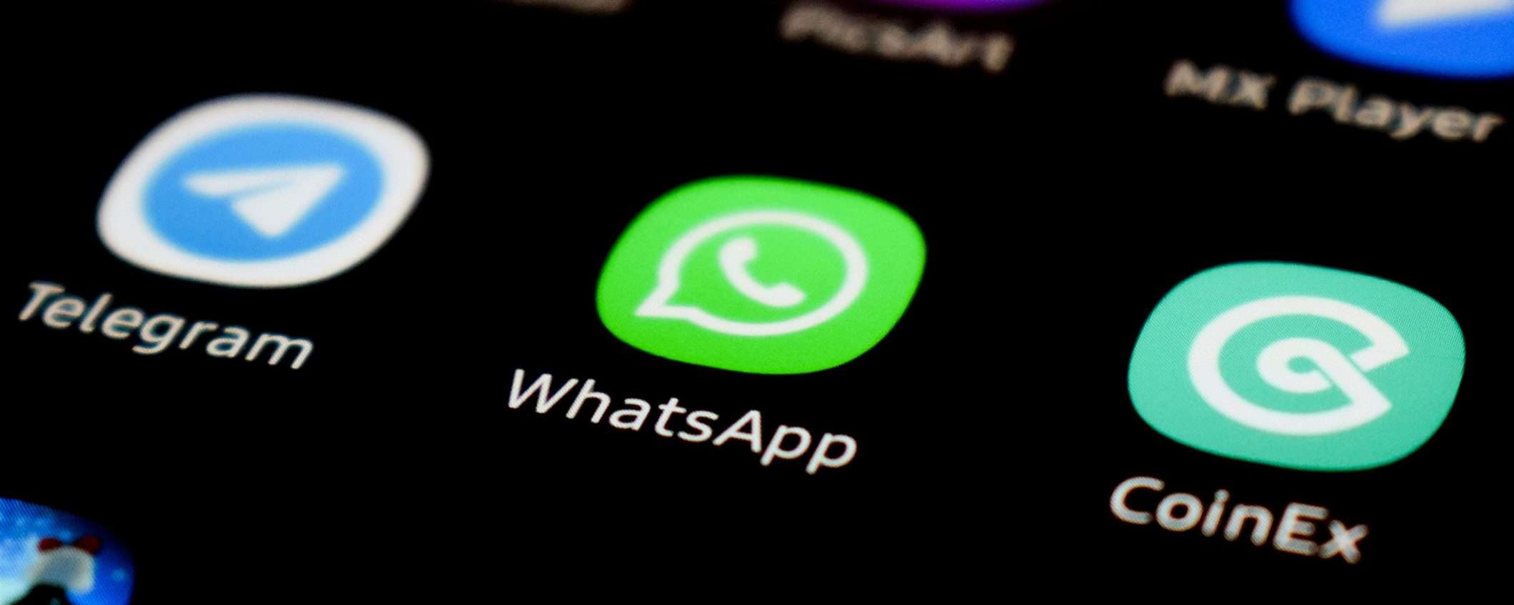 WhatsApp copia AirDrop: si potrà condividere file con tutti, senza rete