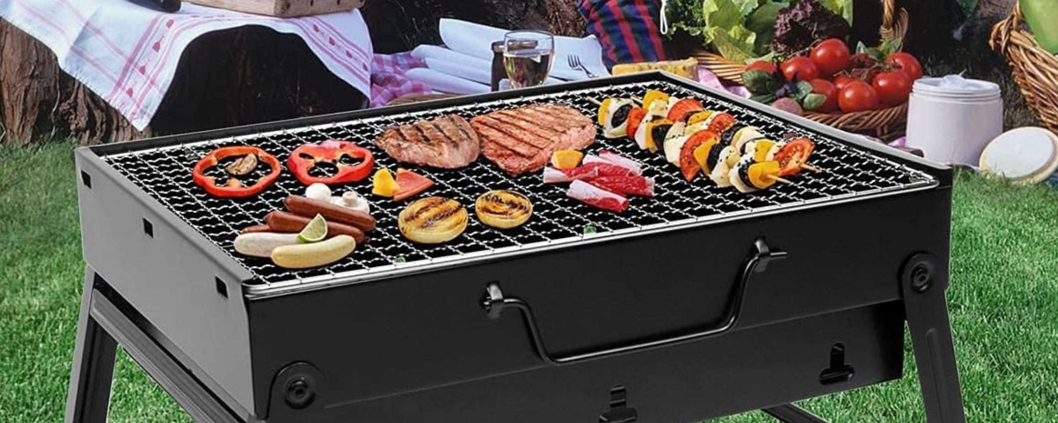 Barbecue portatile a 18,99€ su Amazon: griglia di tutto, OVUNQUE desideri