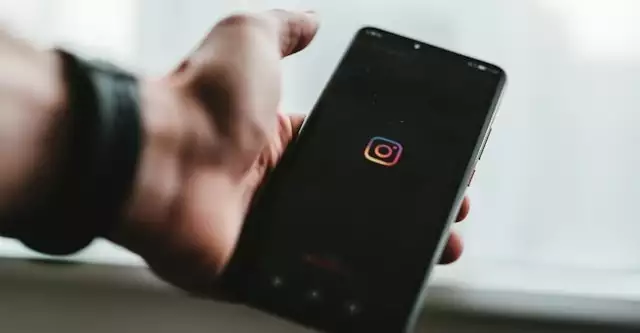 Instagram: cosa sono le schede digitali del profilo