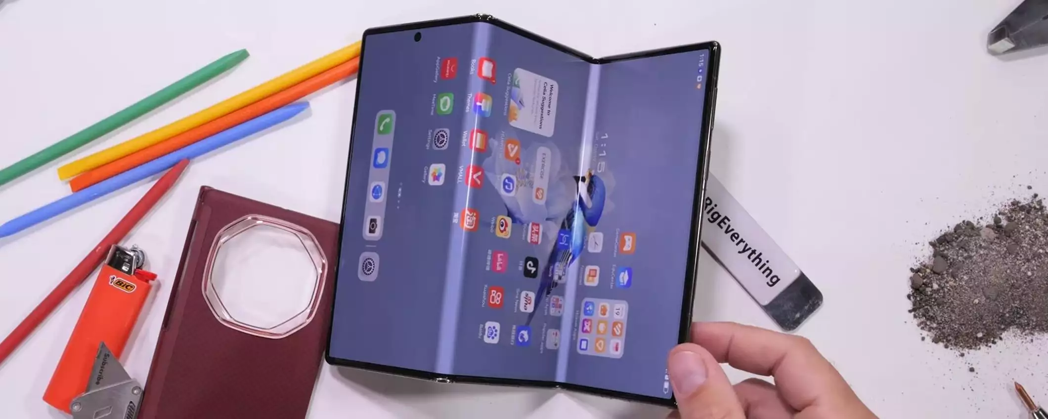 Huawei Mate XT: basta un'unghia per graffiare il display - VIDEO