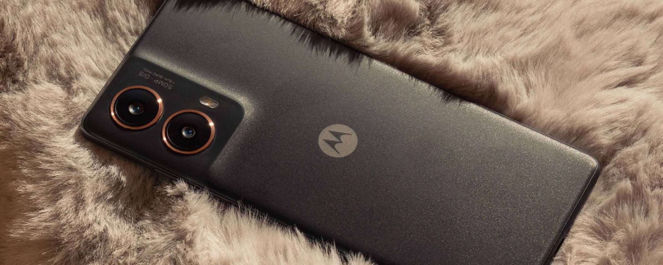 APPENA 206€ su eBay per Motorola moto g85 5G: pannello pOLED e cam da 50MP