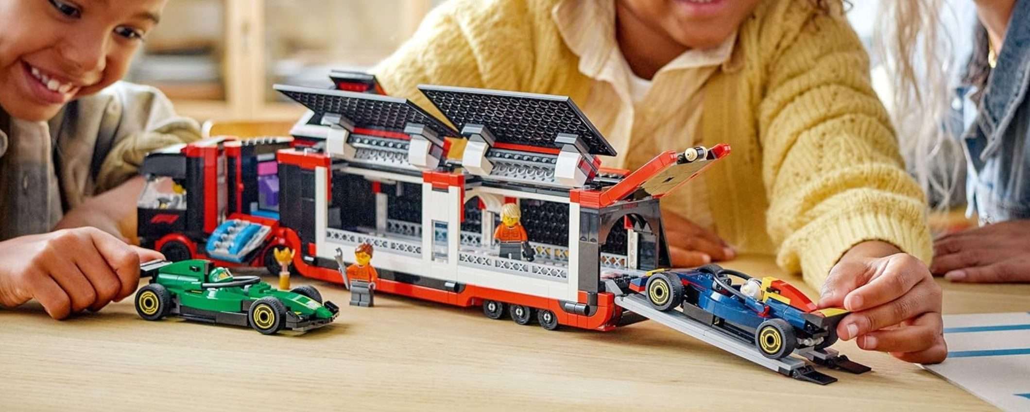 LEGO City Autotrasportatore F1 con 2 monoposto: che OFFERTA di Amazon (-20%)