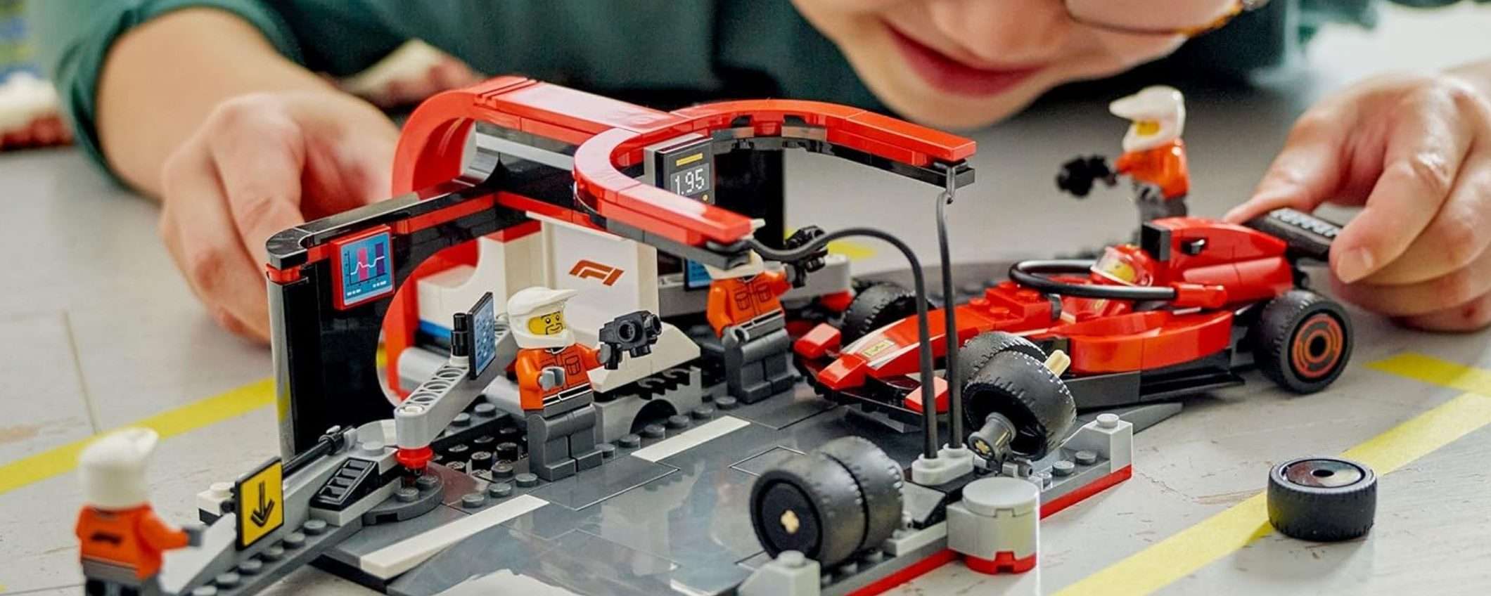 Il set LEGO F1 Pit Stop con meccanici e Ferrari è in offerta su Amazon