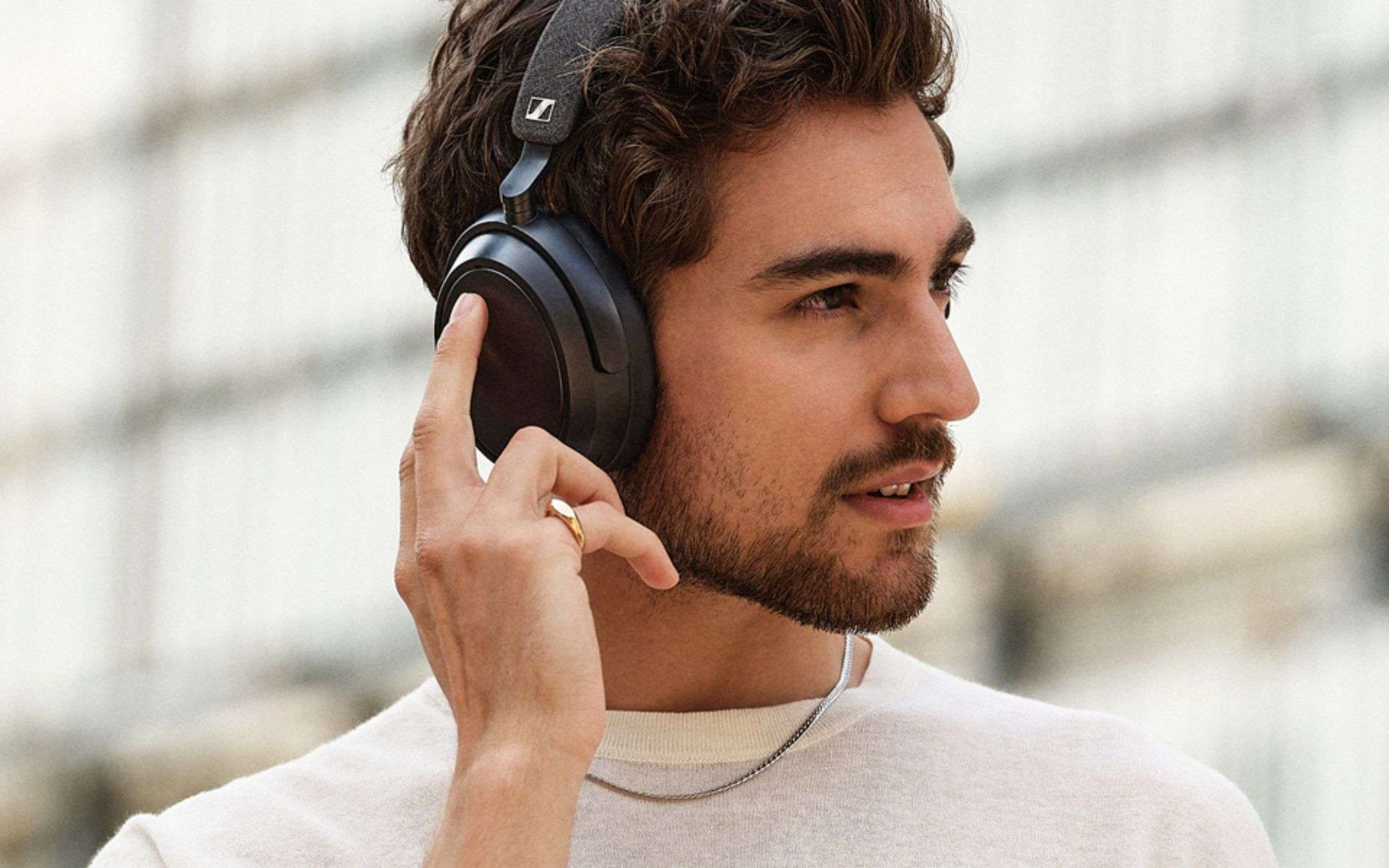 Audio SPETTACOLARE con le Sennheiser Momentum 4 Wireless SE: -21% su Amazon