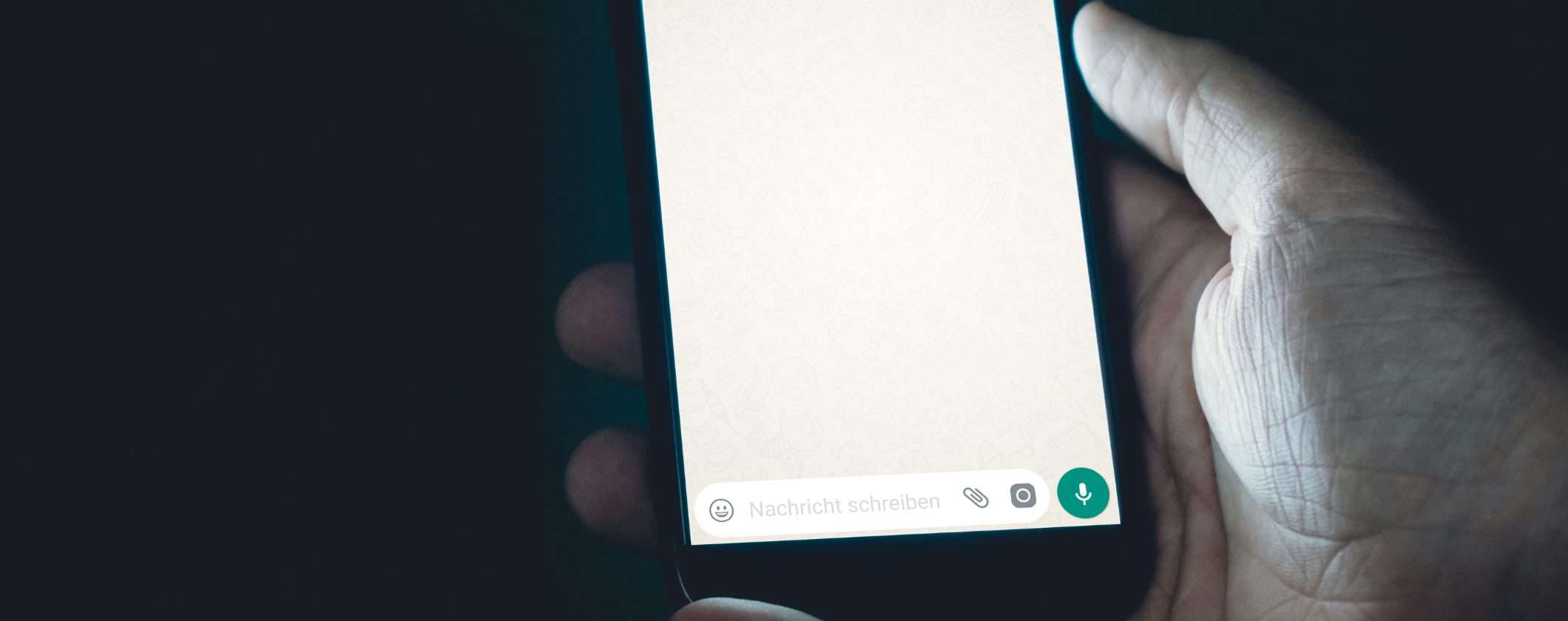 ChatGPT si arricchisce su WhatsApp: arrivano note vocali e immagini