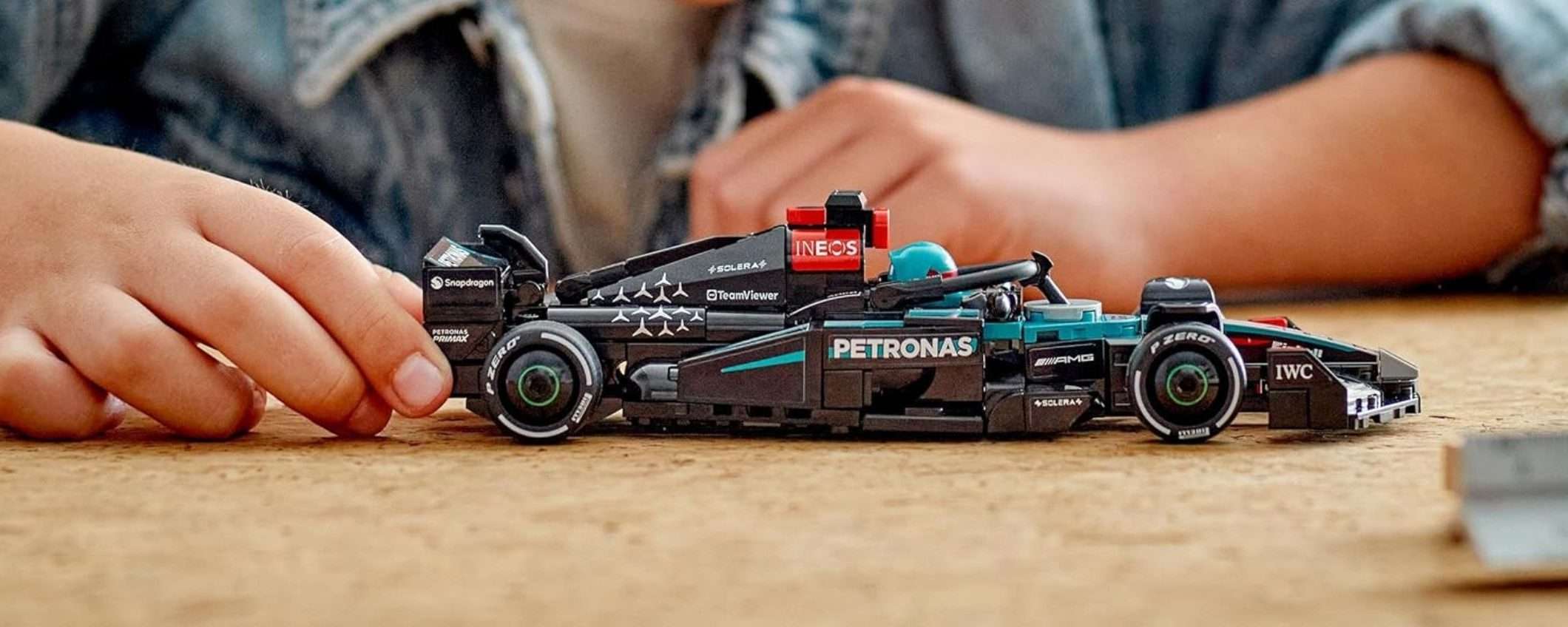 La macchina giocattolo LEGO della Mercedes di F1 costa solo 22 euro in offerta