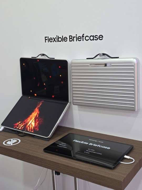 samsung_flexible_briefcase