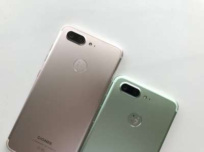 A destra il Gionee S10 verde