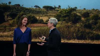 Christy Turlington sul palco con Tim Cook