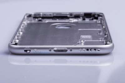 iPhone 6S, parte inferiore della cover (fonte 9to5mac)