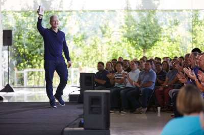 Tim Cook festeggia un milione di iPhone venduti