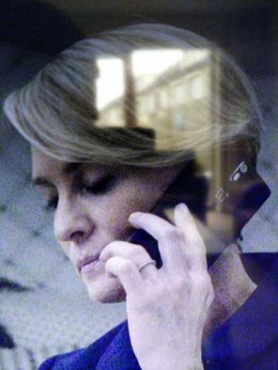 Claire Underwood chiama con uno OnePlus One