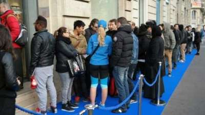 La fila per acquistare il Samsung Galaxy S5 in Francia