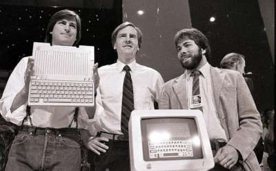 Jobs, Sculley e Wozniak svelano l'Apple IIc